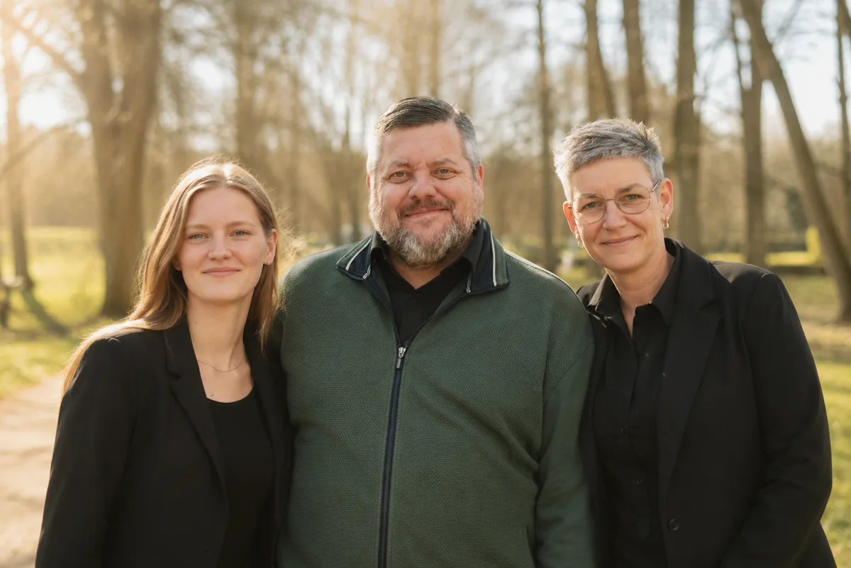 Het team van By Hadassa, buiten in het bos