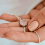 Assieraad-hanger - Rozenkwarts - zilver