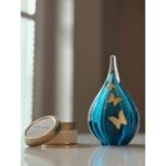 Glazen urn - Frosted druppel small light blue vlinders gold brushed blauw - 0,05 Liter